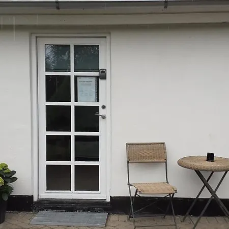 Cozy Tiny Room, Mini Kitchen And Bathroom לינה וארוחת בוקר 3*